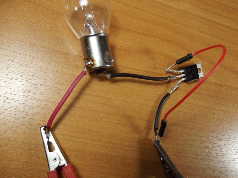 Почему полевой транзистор пропускает ток